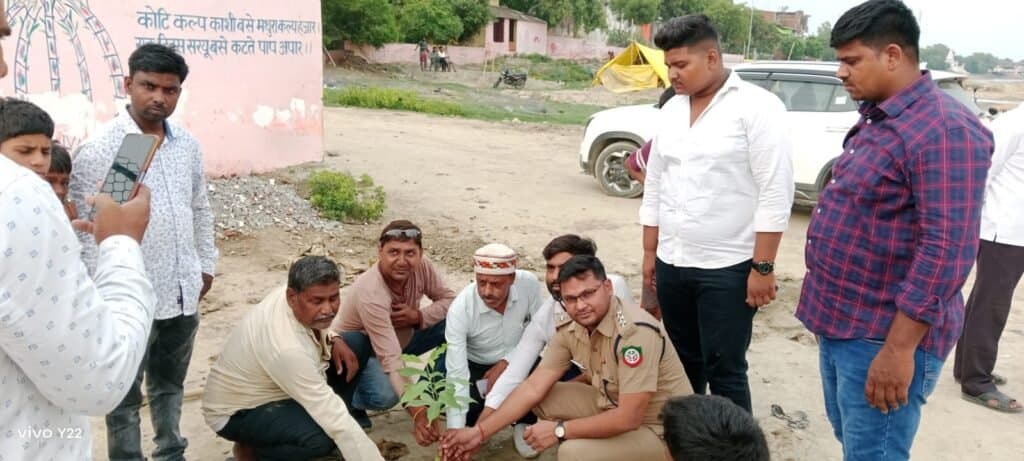 अधिकारियों संग चेयरमैन प्रतिनिधि ने किया वृक्षारोपण