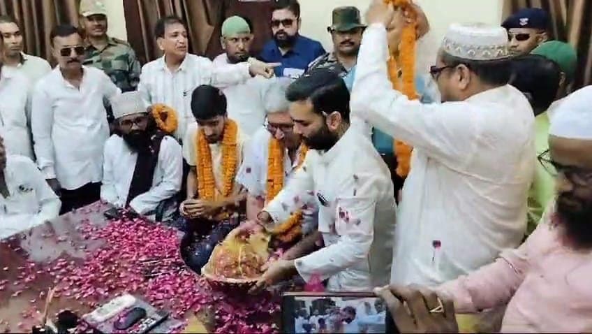 सूफियाना अंदाज में मियां साहब का किया गया इस्तकबाल
