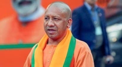 सीएम योगी थोड़ी देर में दिल्ली पहुंचेंगे.