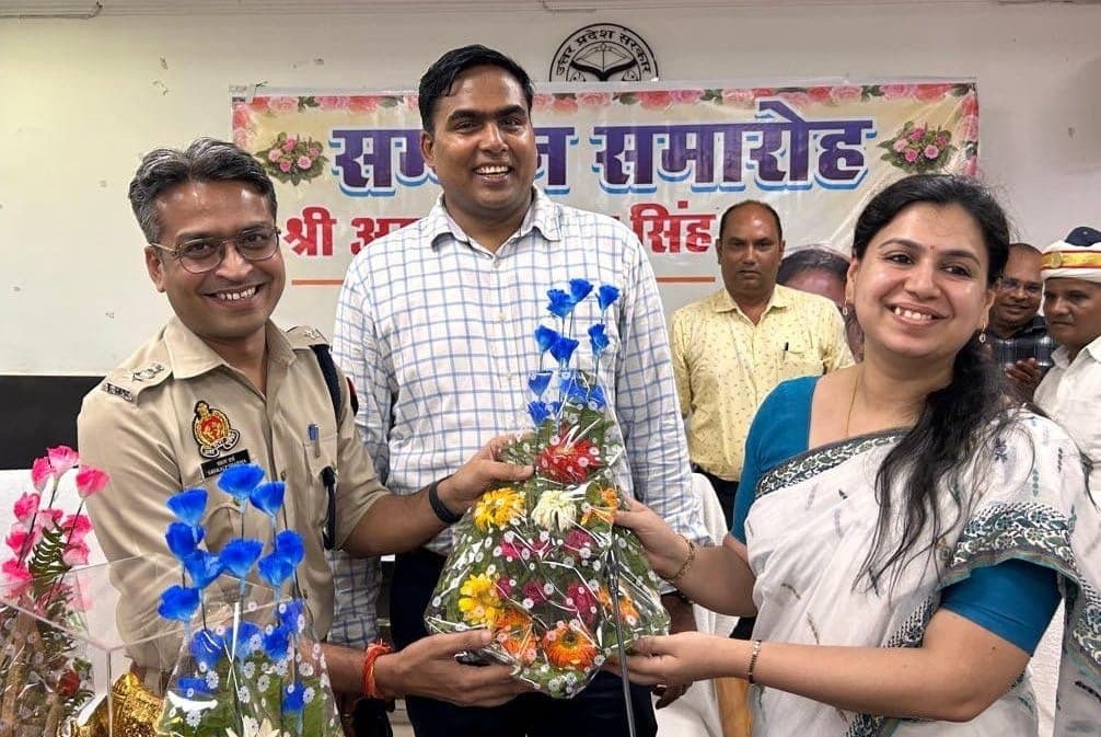 देवरिया निवर्तमान डीएम अखण्ड प्रताप सिंह को दी गई भावभीनी विदाई नवागत जिलाधिकारी  दिव्या मित्तल संकल्प शर्मा SP ने की विदाई       