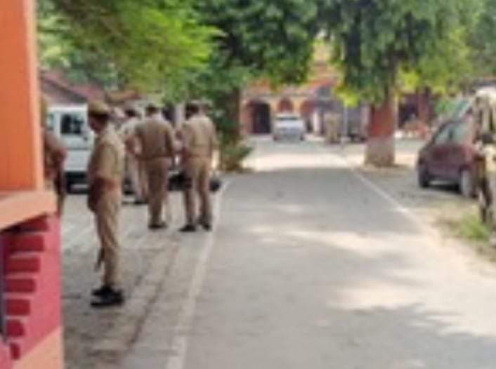 बलिया के नरही थाना क्षेत्र के भरौली चौराहा पर एडीजी का छापा,