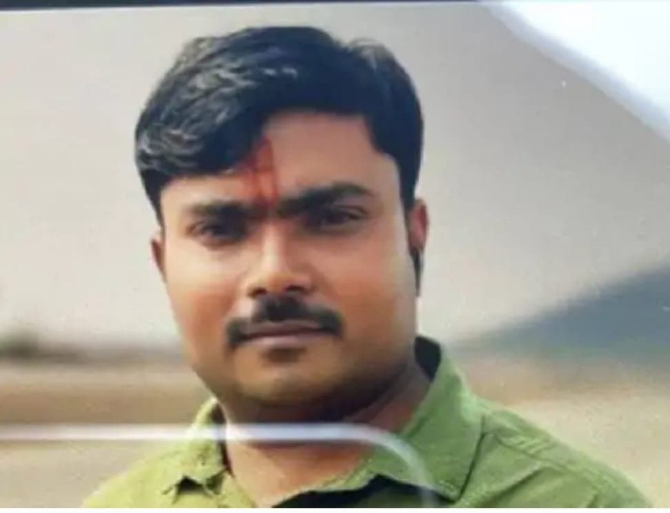 प्रेमिका से बात करते-करते युवक ने कनपटी पर तमंचा से मार ली गोली