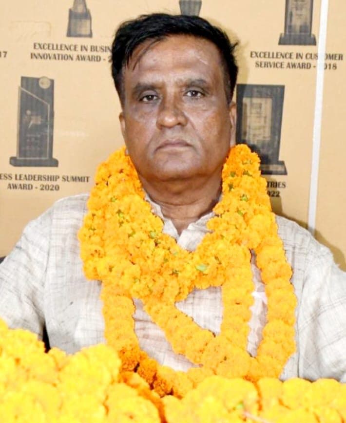देवरिया सूचना विभाग में तैनात ओंकार पांडेय हुए सेवानिवृत