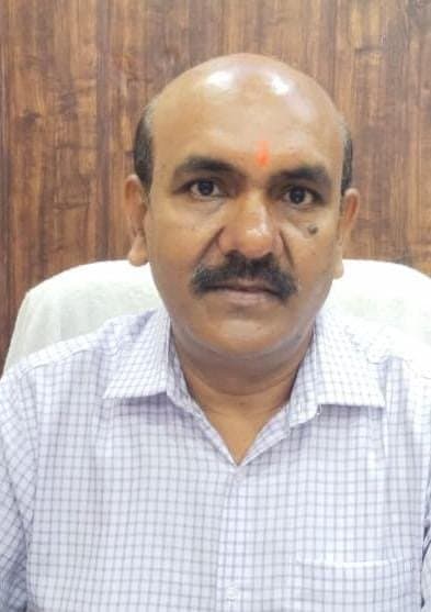 नवागत एस डी एम राजू कुमार ने संभाला गोला तहसील का कार्यभार