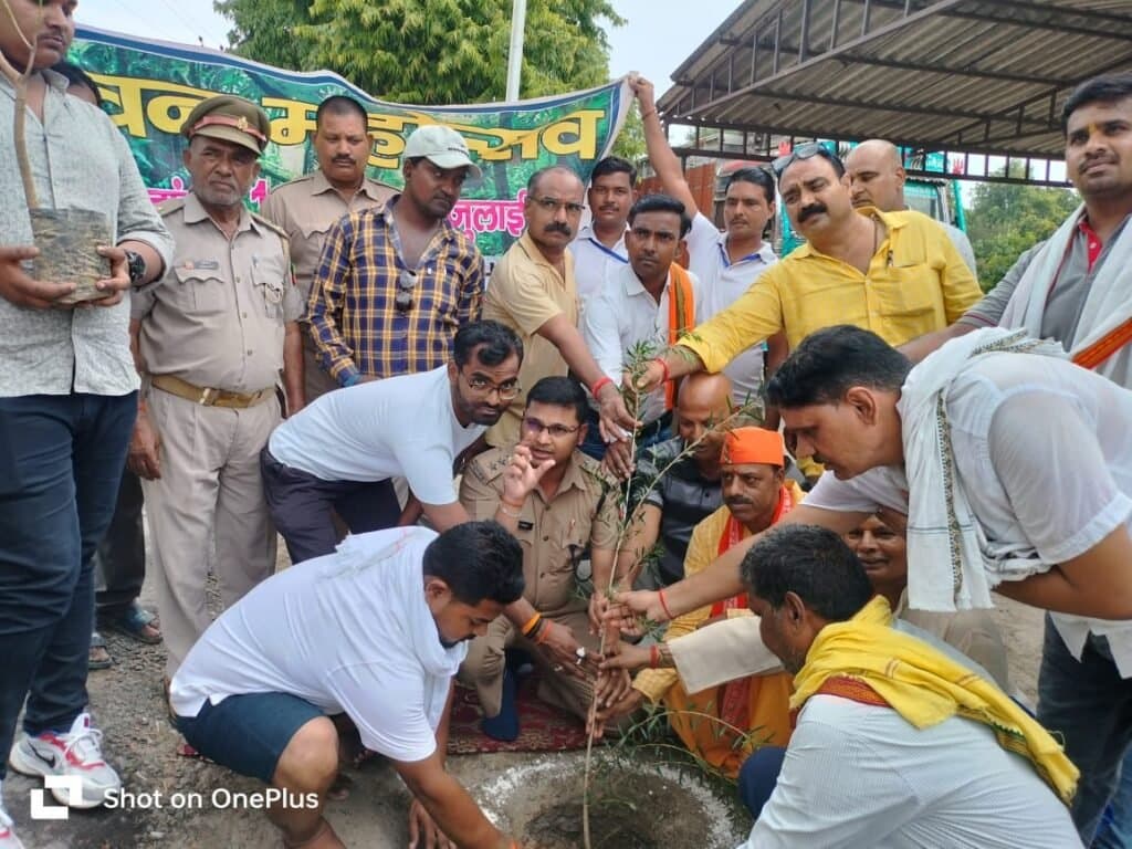 मुक्तिपथ परिक्षेत्र में 50 वृक्षों का हुआ पौधरोपड़