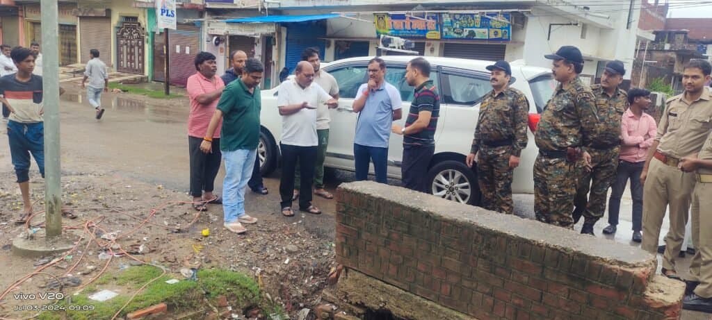 लगातार हो रही बारिश के बीच महापौर व नगर आयुक्त ने किया स्थलीय निरीक्षण