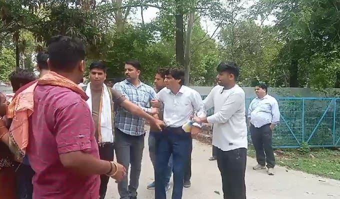 ललितपुर-एंटी करप्शन टीम द्वारा जिलेदार को रिश्वत लेते रंगे हाथों किया गिरफ्तार ,
