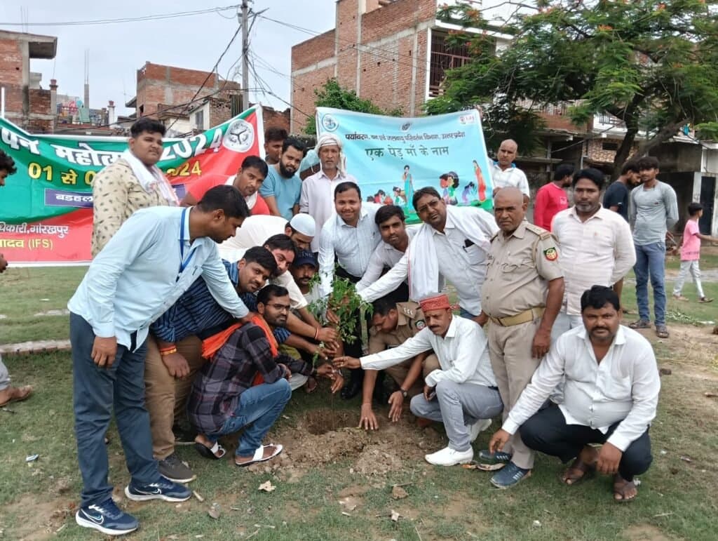 कब्रिस्तान में 101 वृक्षों का हुआ पौधरोपड़