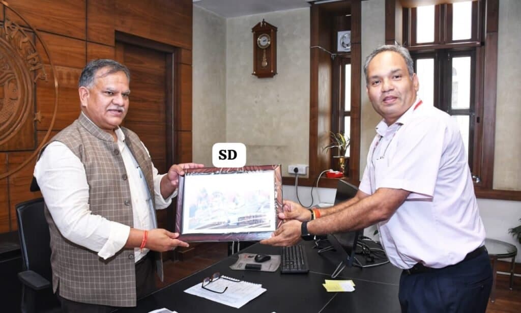 UP मुख्य सचिव मनोज सिंह से मिले मंडल रेल प्रबंधक।