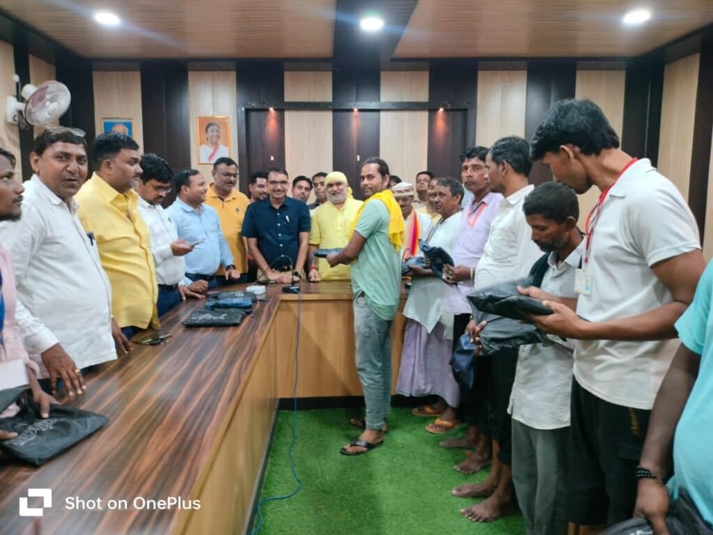 नगर पंचायत कर्मियों को वितरित किया गया रेनकोट