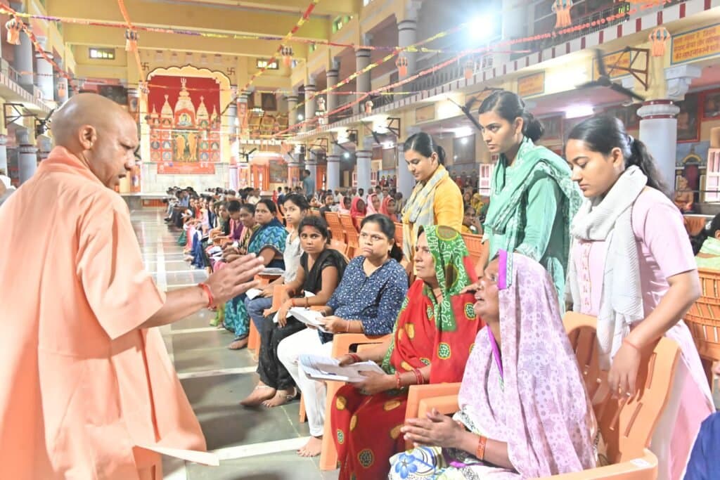 गोरखनाथ मंदिर परिसर के दिग्विजयनाथ स्मृति भवन में मुख्यमंत्री ने जनता दर्शन किया।