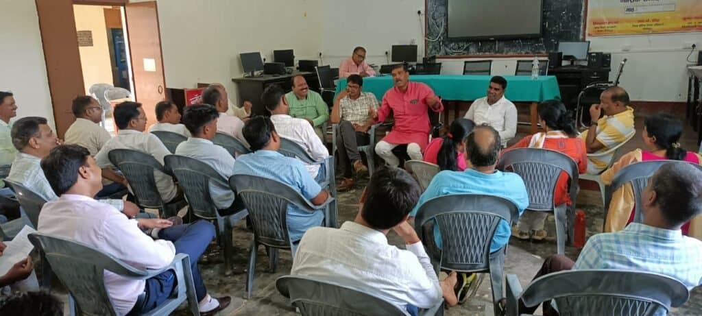 तानाशाही रवैए के खिलाफ एकजुट हुए शिक्षक
