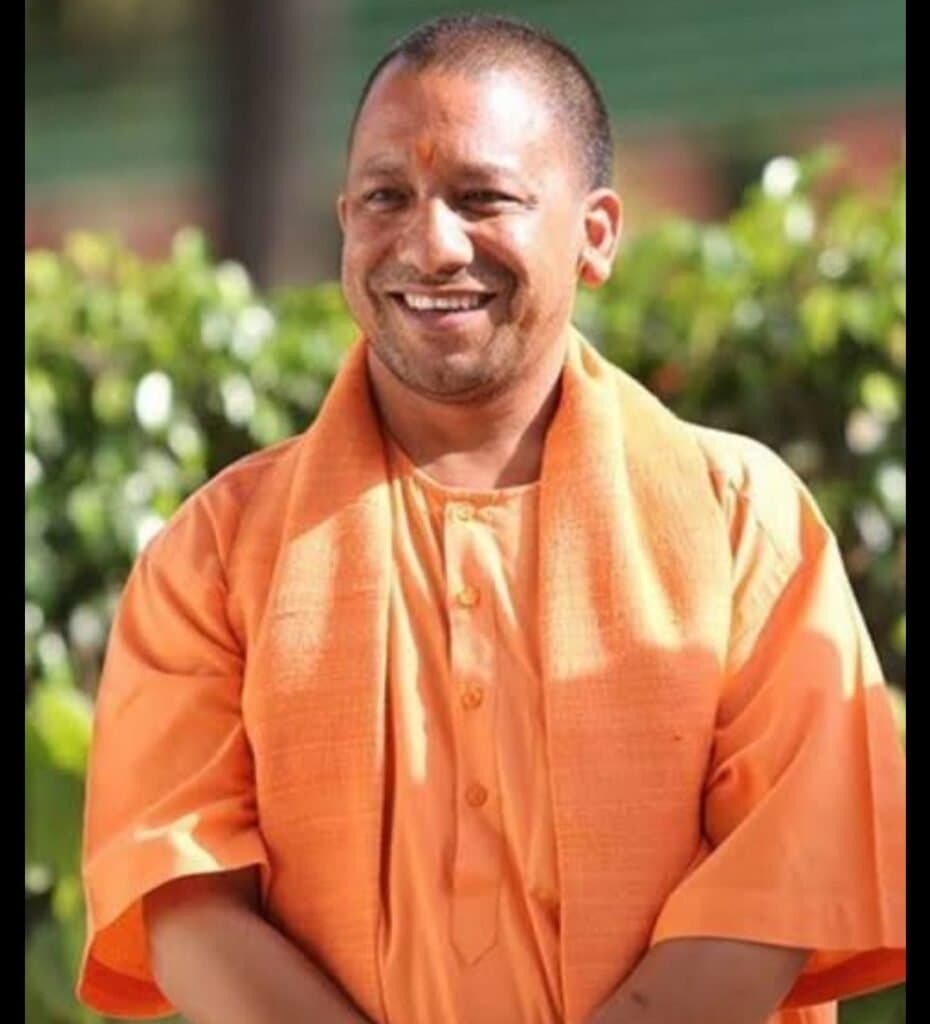 मुख्यमंत्री ने ‘एक पेड़ मां के नाम’ के तहत अपने सरकारी आवास पर लगाया लाल चंदन का पौधा