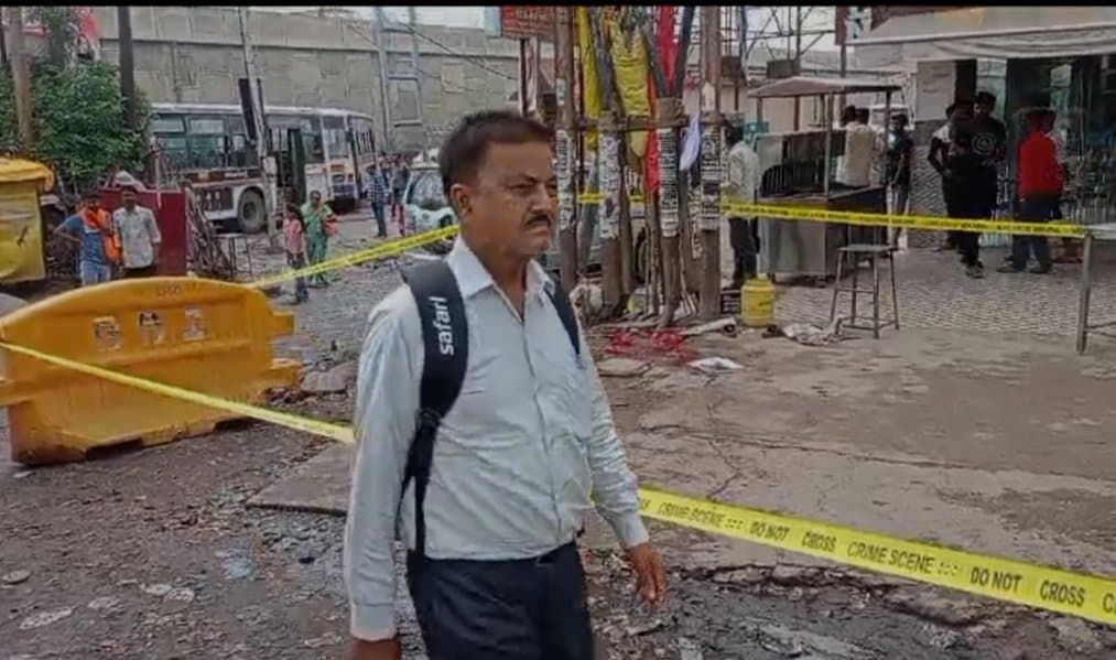 कानपुर में दिनदहाड़े बीच चौराहे पर स्टैंड संचालक की गोली मारकर हत्या