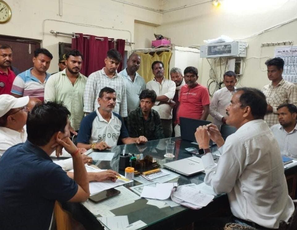 एक्सियन से वार्ता करते चेयरमैन बृजेश मणि के साथ अन्य सभासद।