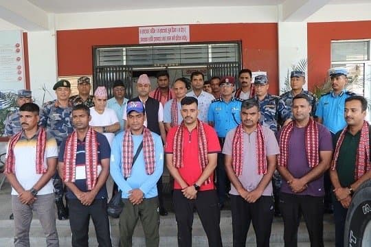 चितवन सिमलताल भूस्खलन में लापता बस की तलाश के लिए नेपाल गई भारत की एनडीआरएफ टीम।