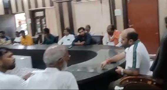 डाकबंगले के अतिक्रमण पर कब चलेगा बुलडोजर गोला
