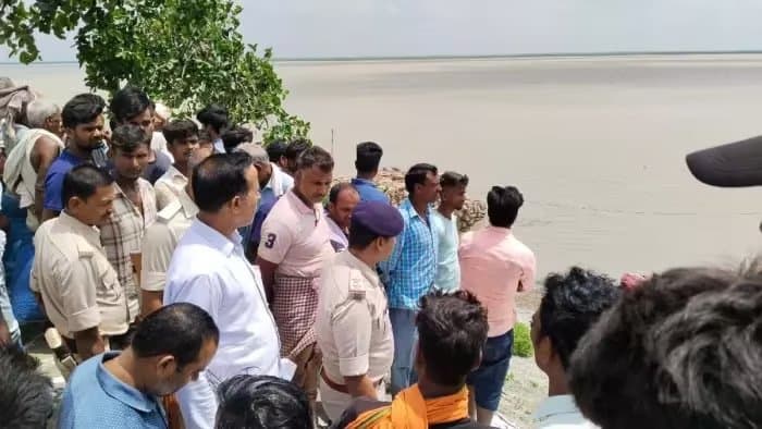बगहा में गंडक नदी में नाव पलटी; आधा दर्जन लोग डूबे