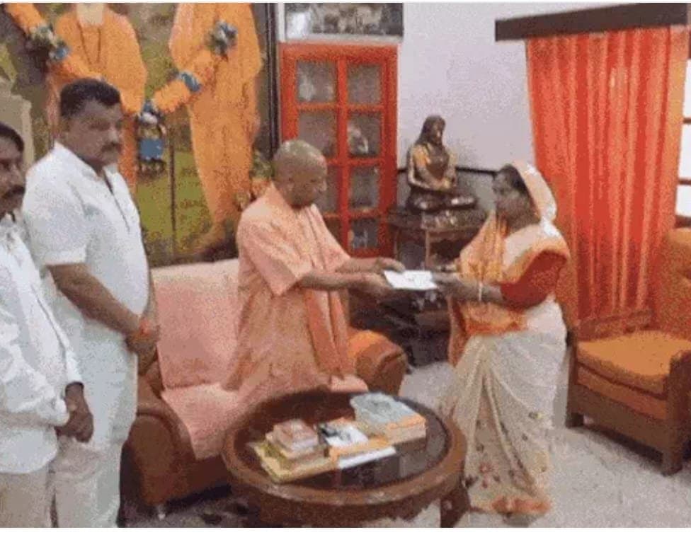 CM योगी दो मृतक आश्रित महिलाओं को दी आर्थिक मदद