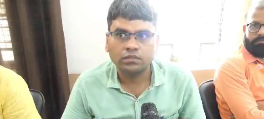 संपूर्ण समाधान दिवस में मोबाइल पर मूवी देखते मिले मार्केटिंग इंस्पेक्टर