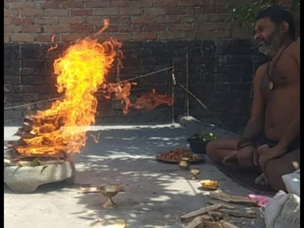 क्षेत्र में चर्चा का विषय बना, हवन कुंड में बनने वाले देवी देवताओं की प्रतिमाएं