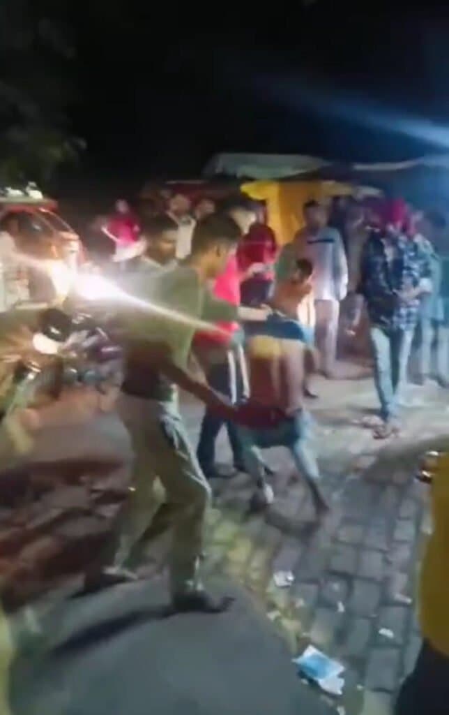 बीच सड़क पर घंटो होती रही गुंडई,पीटता रहा युवक