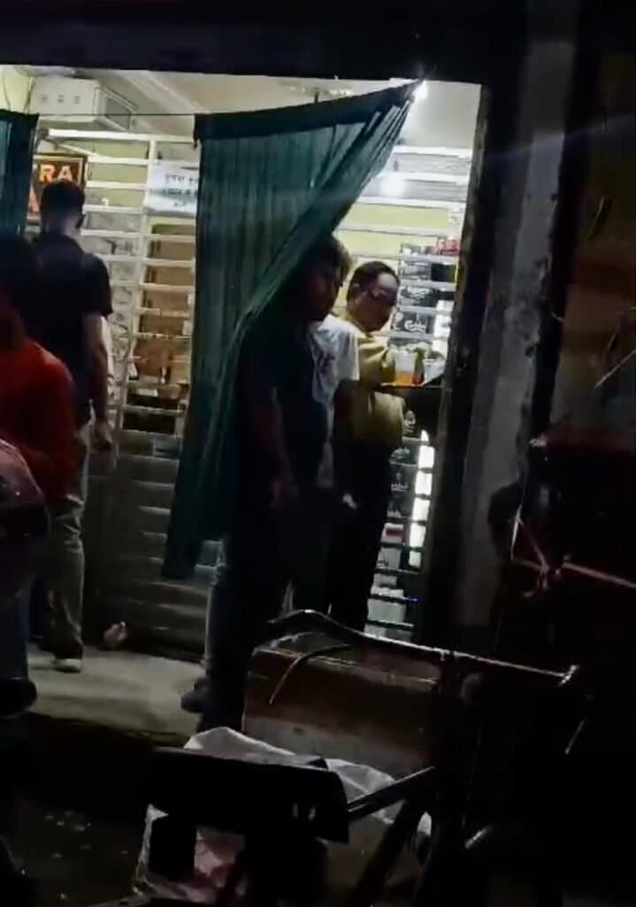 शाम होते ही कलेक्ट्रेट बस स्टैंड के पास शराबियों का लग जाता है