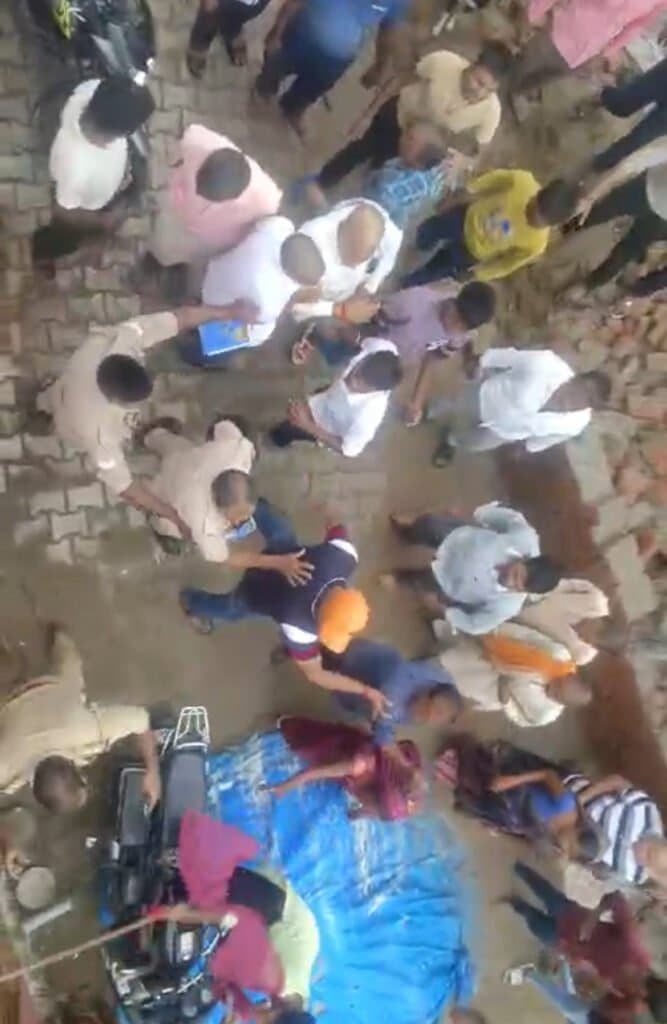 कैम्पियरगंज पुलिस के सामने ही लेखपाल पर हमला बोलते कब्जेदारी।