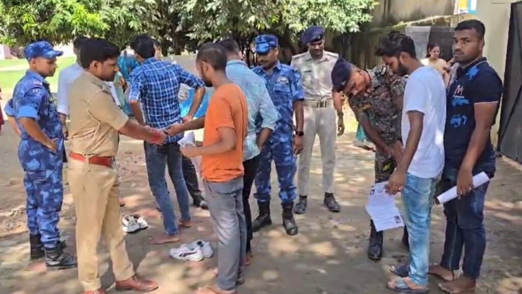कड़ी सुरक्षा के बीच शुरू हुयी सिपाही भर्ती परीक्षा