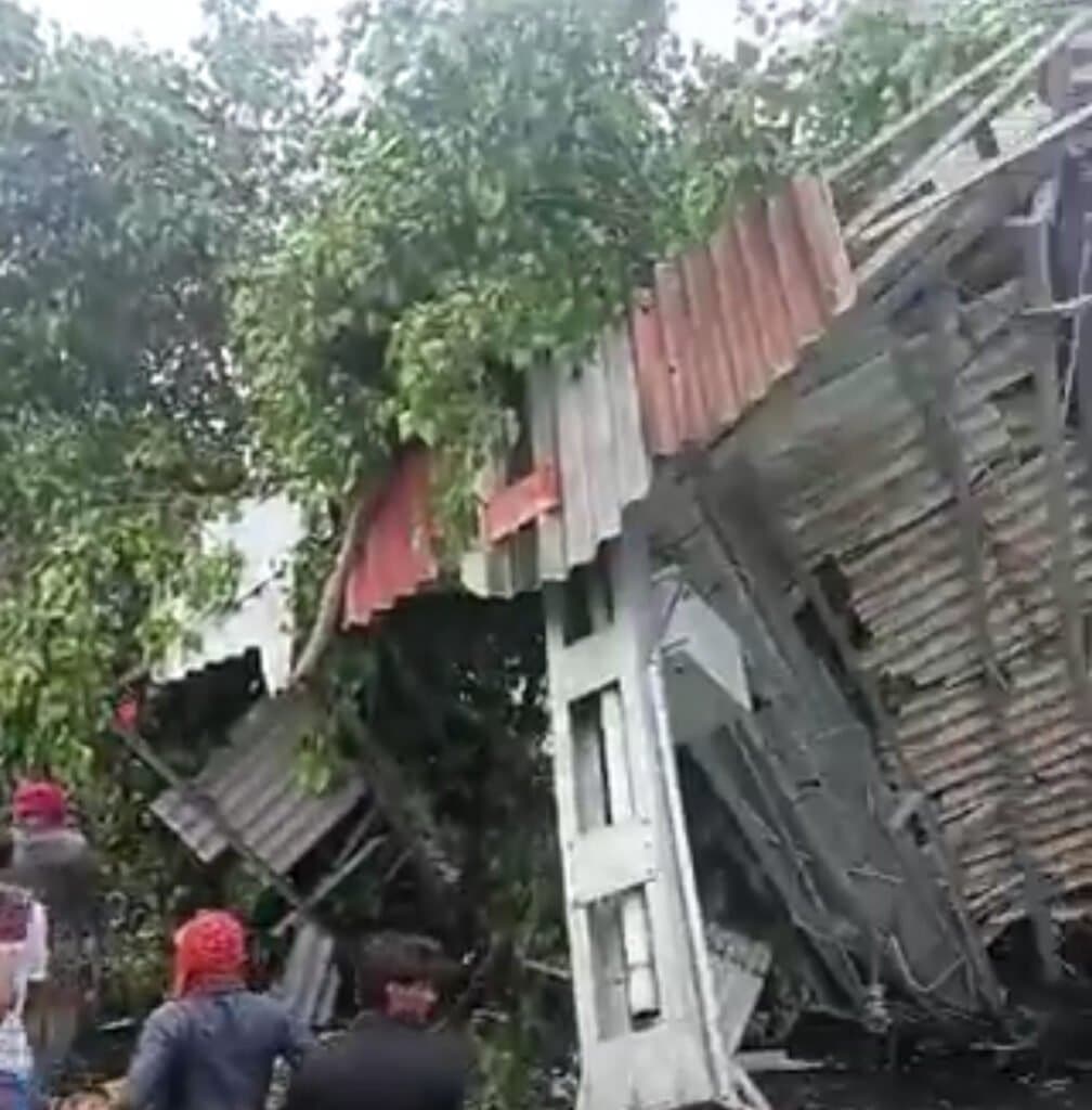मुंडेरवा एडवांस सिग्नल के पास रेलवे ट्रैक बाधित