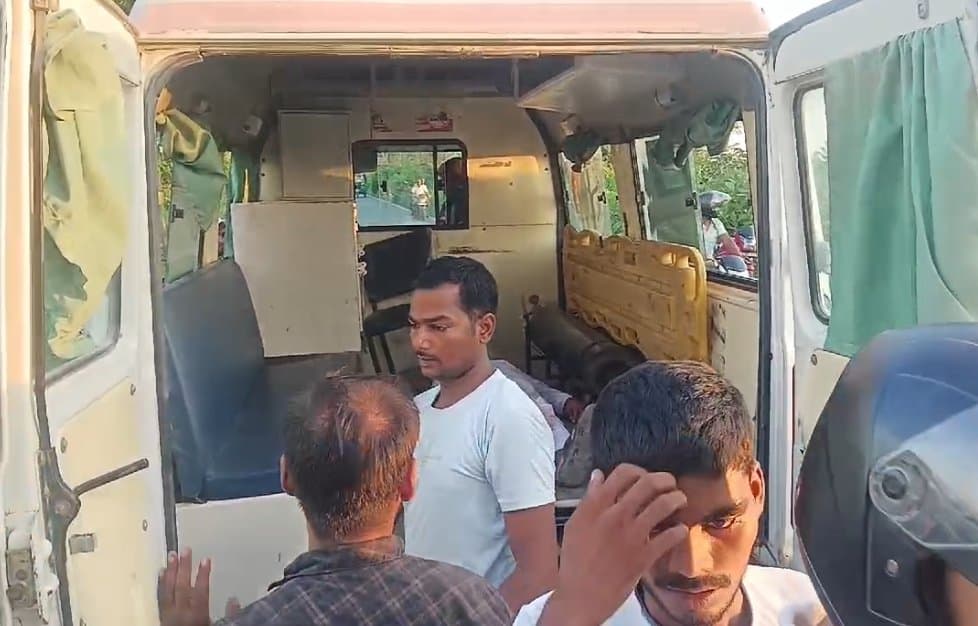 नीलगाय से हुई ऑटो की टक्कर