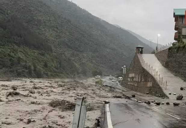 हिमाचल में बादल फटने से भारी नुकसान, PM मोदी ने दिया मदद का भरोसा, जेपी नड्डा ने की CM से बात