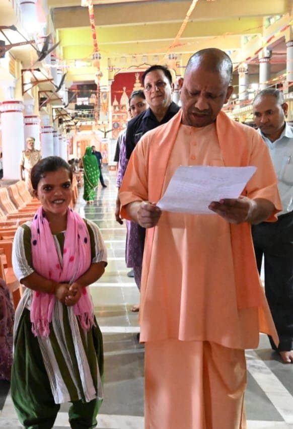 महाराज जी! आपके साथ फोटो खूब वायरल होगी