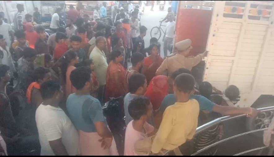 हत्यारोपी पर कारवाई को लेकर शव रोक कर परिजनों ने लगाया