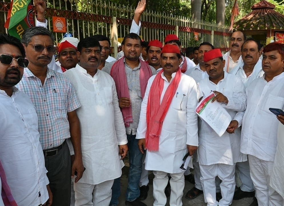 समाजवादी पार्टी के कार्यकर्ताओं ने राजपाल को सौपा ज्ञापन