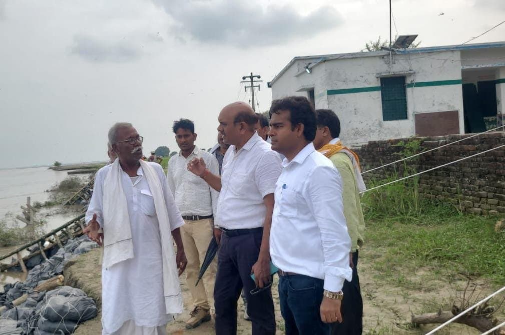नही थम रहा सरयू नदी का कटान प्राथमिक विद्यालय बचाना बना चुनौती