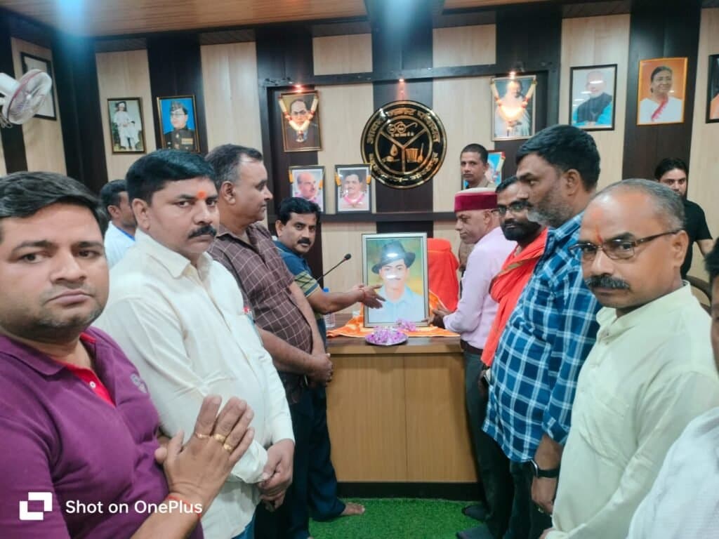 अंग्रेजी गुलामी और अराजकता के विरुद्ध भगत सिंह थे आदर्श