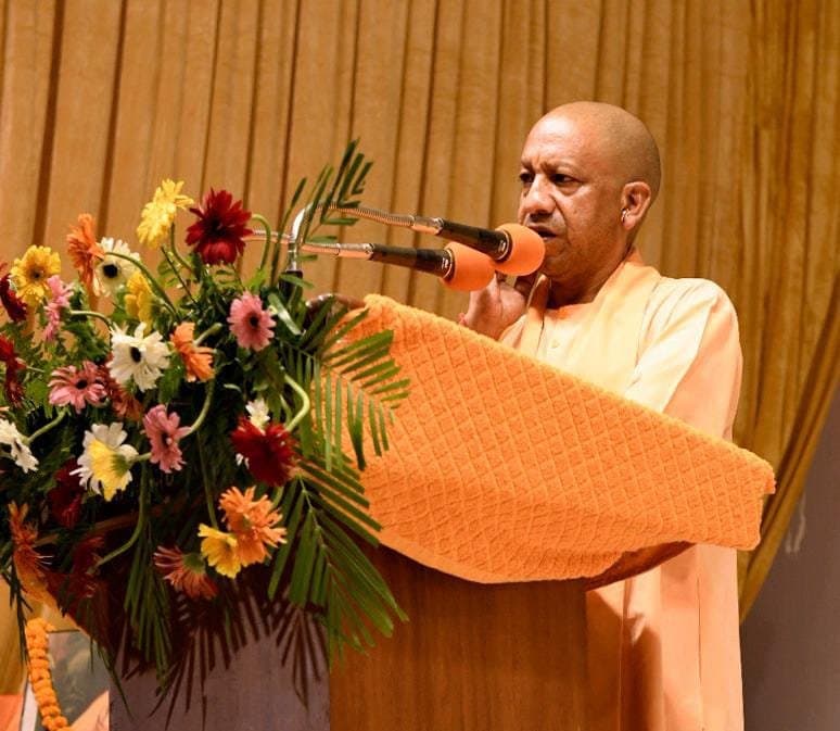 डिजिटल युग में हर हाथ में मोबाइल-टैबलेट फिर भी सामाजिक-सांस्कृतिक मूल्यों का अवमूल्यन-क्षरण का कठिन दौर: योगी आदित्यनाथ