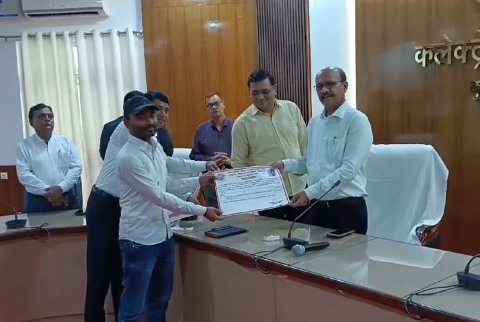 नियुक्ति पत्र पाकर खिल उठे अभ्यर्थियों के चेहरे