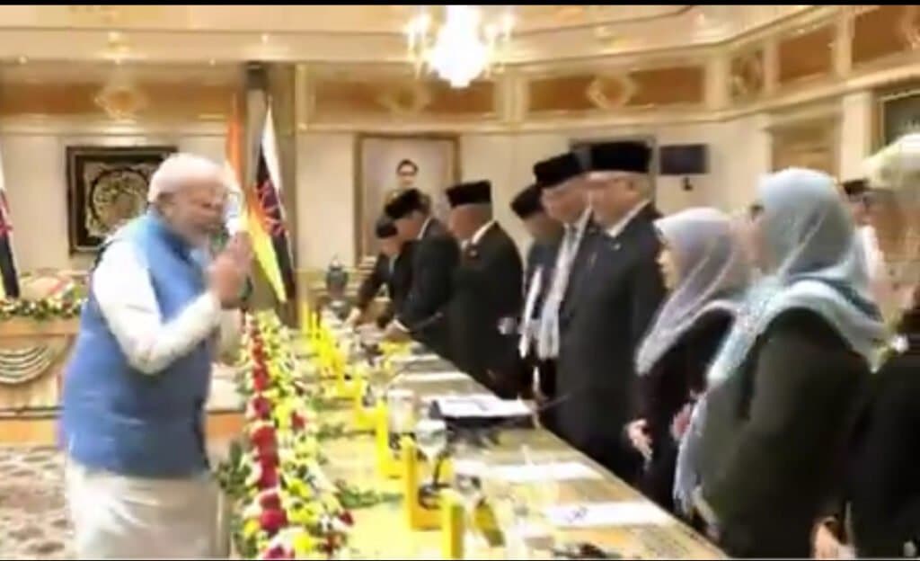 प्रधानमंत्री मोदी ने आज बंदर सेरी बेगवान में ब्रुनेई के सुल्तान हाजी हसनल बोल्किया के साथ वार्ता की