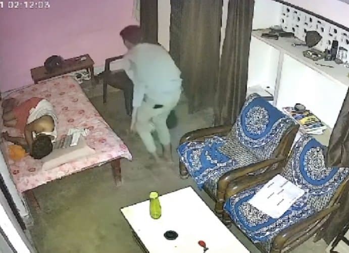 राजघाट थाना क्षेत्र अंतर्गत दो घरों में हुई चोरी की घटनाओं से मची सनसनी