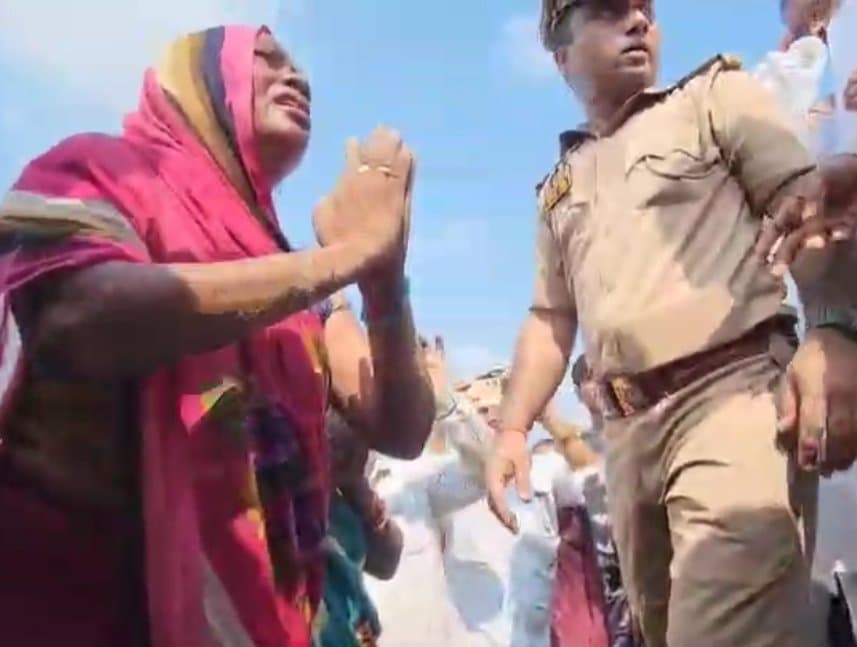 मंत्री जी बाढ़ की कटान से हमारा गांव बचाए लीजिए