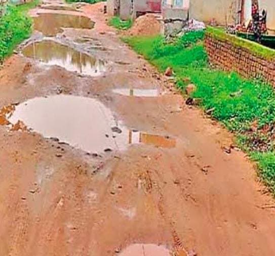 सांसद, विधायक, पार्षद का चक्कर लगाकर थक गए कॉलोनी वासी नहीं हो सका रोड व पार्क दुरुस्त परेशान हैं