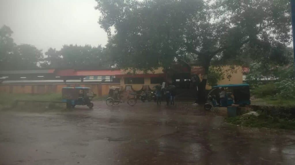 कमजोर पड़ा चक्रवाती तूफान दाना