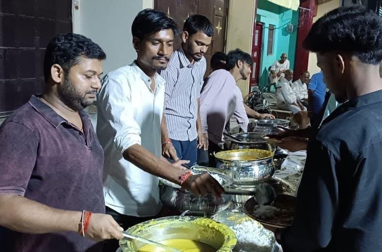 जय मां भवानी दुर्गा पूजा समिति द्वारा भंडारे का आयोजन