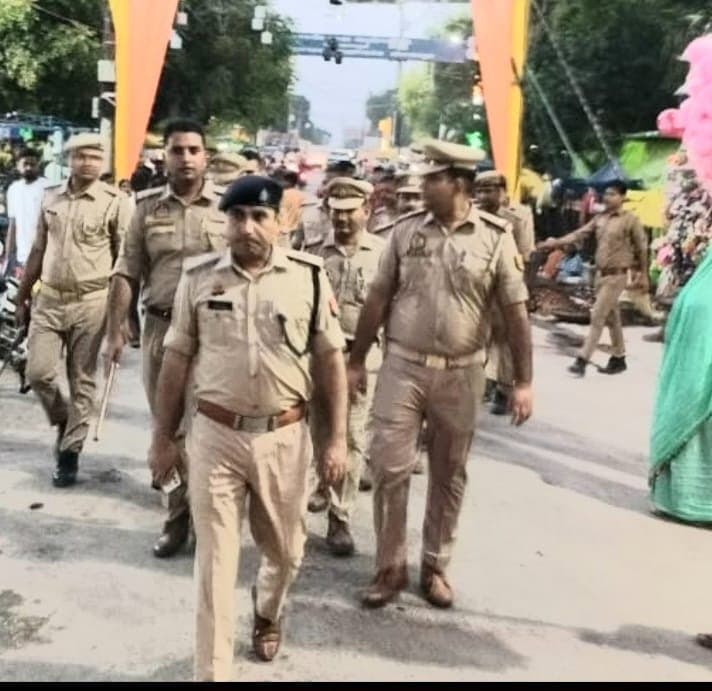 शांतिपूर्ण त्योहार संपन्न कराने हेतु पुलिस ने किया फ्लैग मार्च