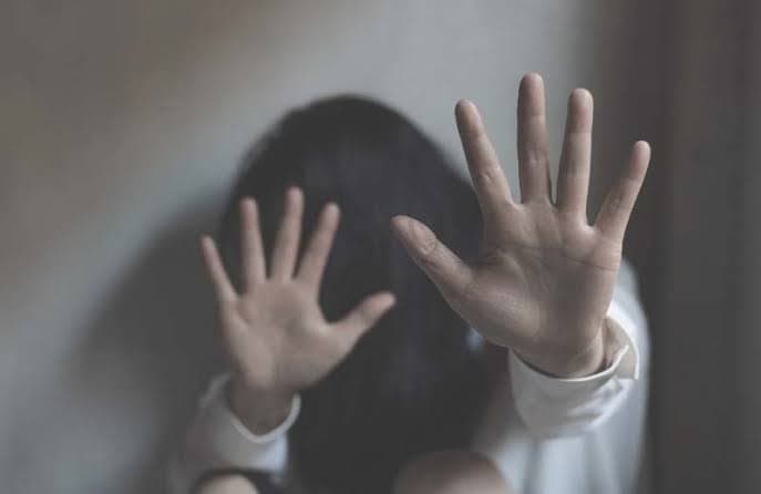युवती से छेड़छाड़ कर मारने-पीटने और धमकी देने के मामले में दो सगे भाइयो पर केस दर्ज