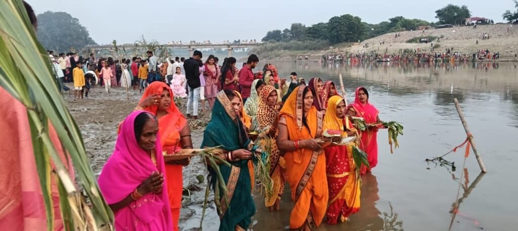आमी नदी के घाट पर दिखी आस्था,अस्ताचलगामी सूर्य को व्रती महिलाओ ने दिया अर्ध्य