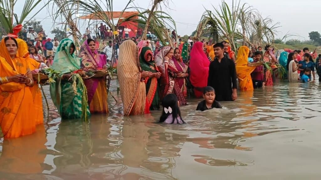 डूबते सूर्य को व्रर्ती महिलाओं ने दिया अर्घ्य