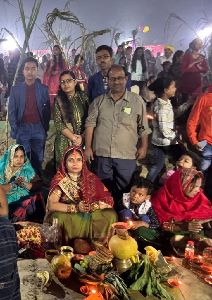 क्षेत्र के अनेक महिलाओ के संग छठी घाट पर सांसद संगीता यादव ने किया डूबते सूरज का पूजा अर्चना